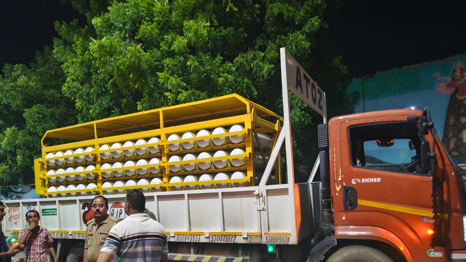 Leak in a DCM truck loaded with CNG cylinders near the Central Jail; queue of vehicles forms on the Mirzapur