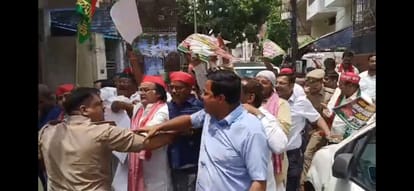 सपा नगर अध्यक्ष हाजी फजल महमूद को रोकती पुलिस