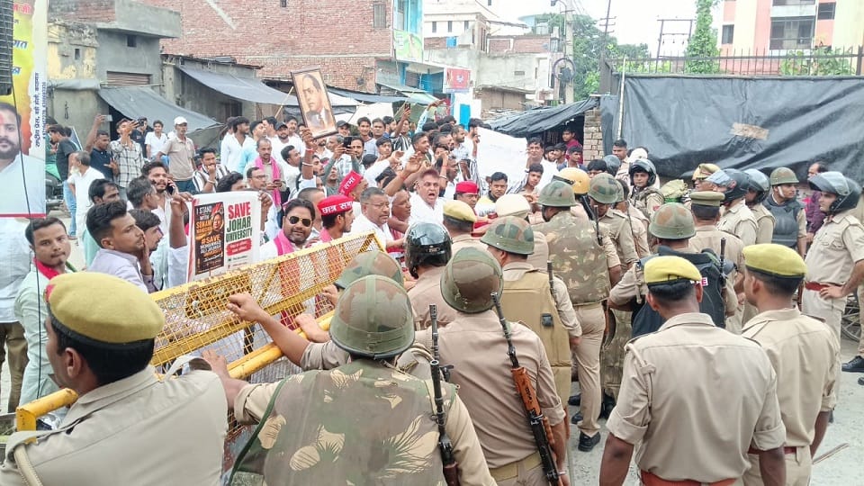SP protests in Kasganj against lathi-charge on students in Delhi