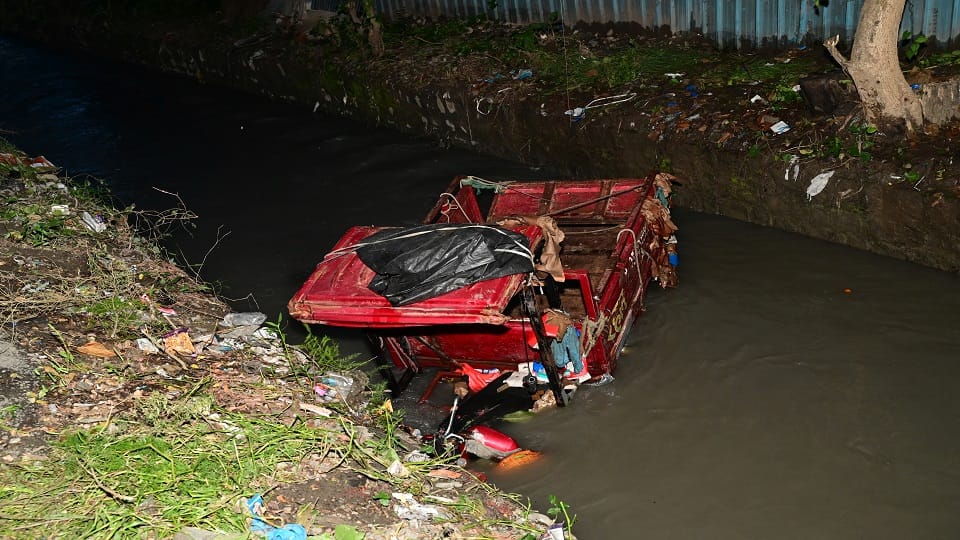 Driver dies after uncontrolled e-rickshaw falls into canal in haldwani