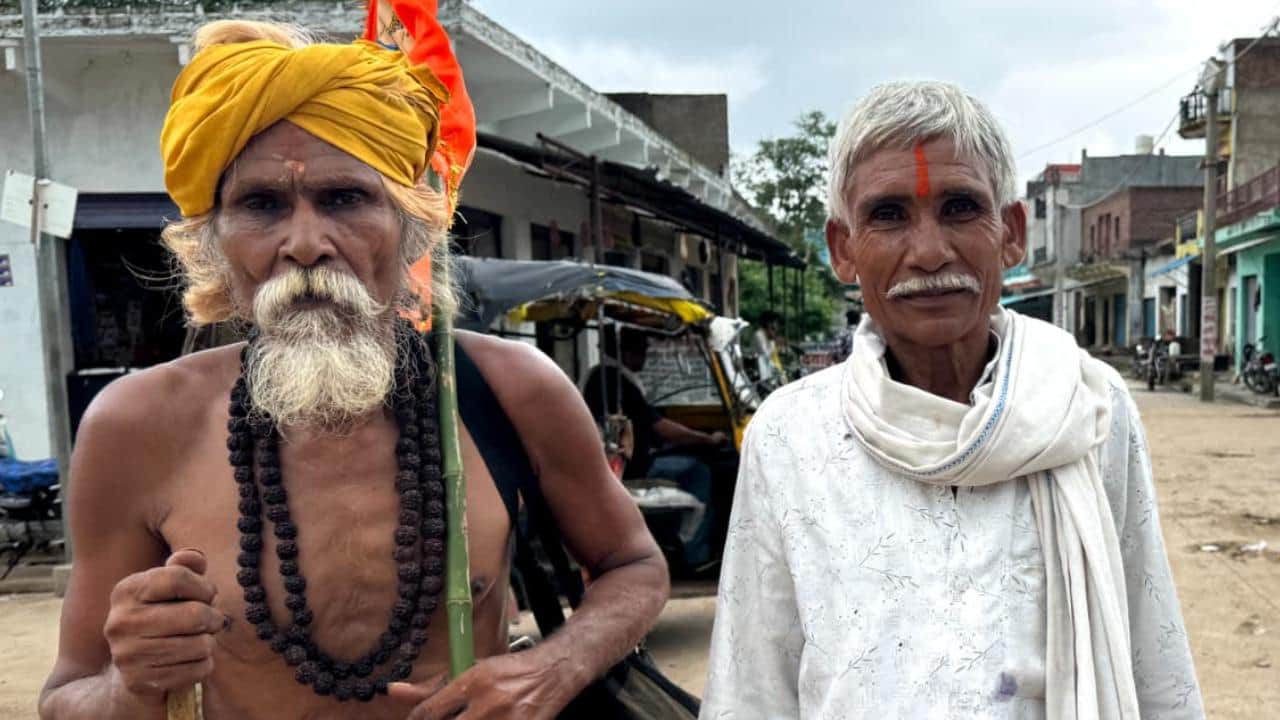 श्रद्धालु रघुवीर एवं गजराज सिंह।