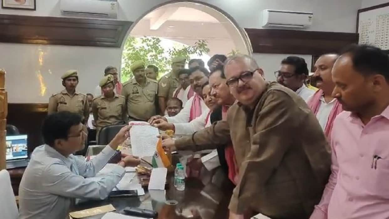 SP delegation meets DM submits memorandum on several issues in Lakhimpur Kheri