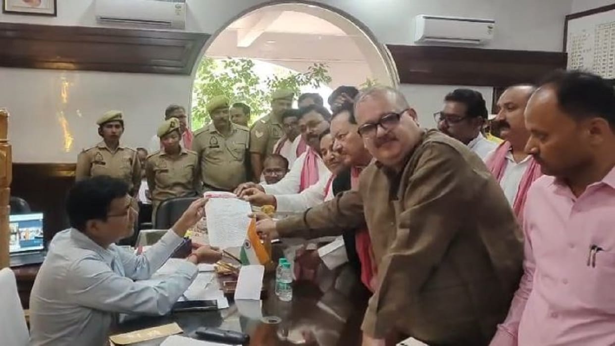 SP delegation meets DM submits memorandum on several issues in Lakhimpur Kheri