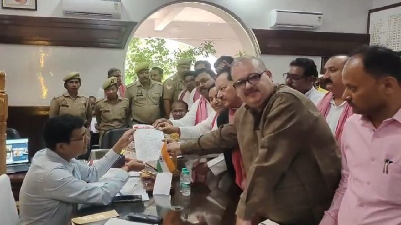 सपा नेताओं ने डीएम को दिया ज्ञापन