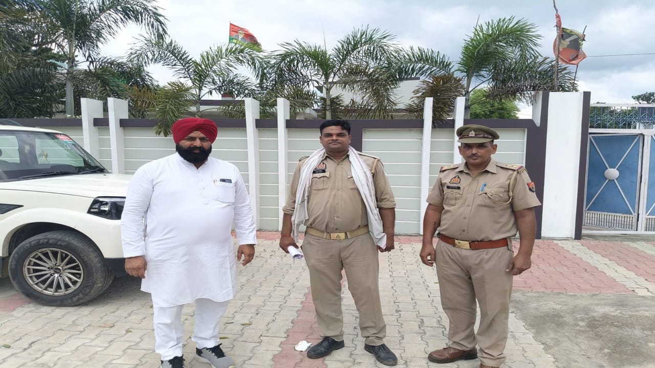 सपा जिलाध्यक्ष के घर में मौजूद पुलिसकर्मी