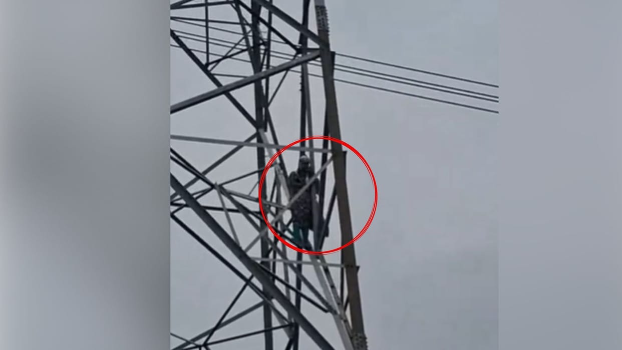 Young woman climbs high-tension tower in Ballia after lover refuses to marry her
