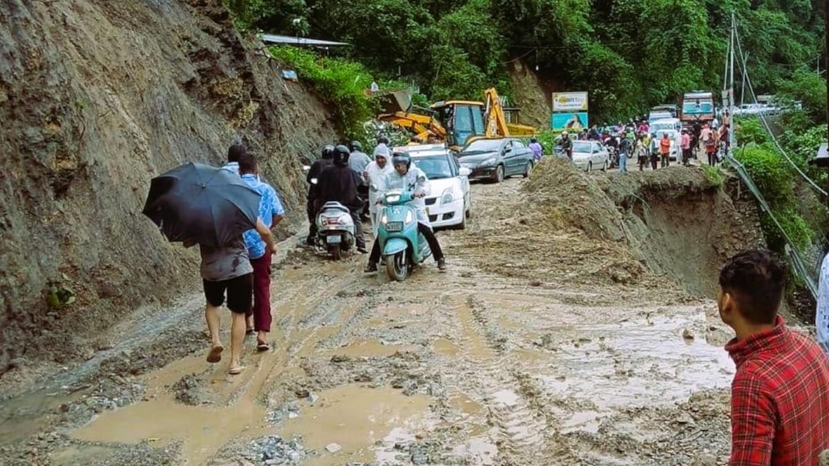 Uttarakhand: प्रदेशभर में 99 सड़कें बंद,पिथौरागढ़ सबसे ज्यादा प्रभावित, काली नदी का जल स्तर खतरे के पास पहुंचा