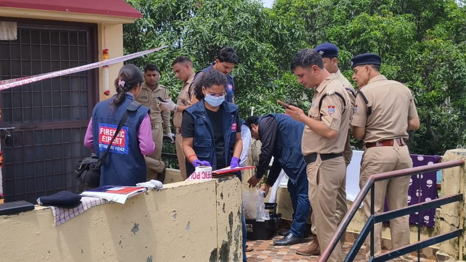 Vikasnagar Crime Man Commits Suicide and Soot Girlfriend In One Side Love Suicide note Found