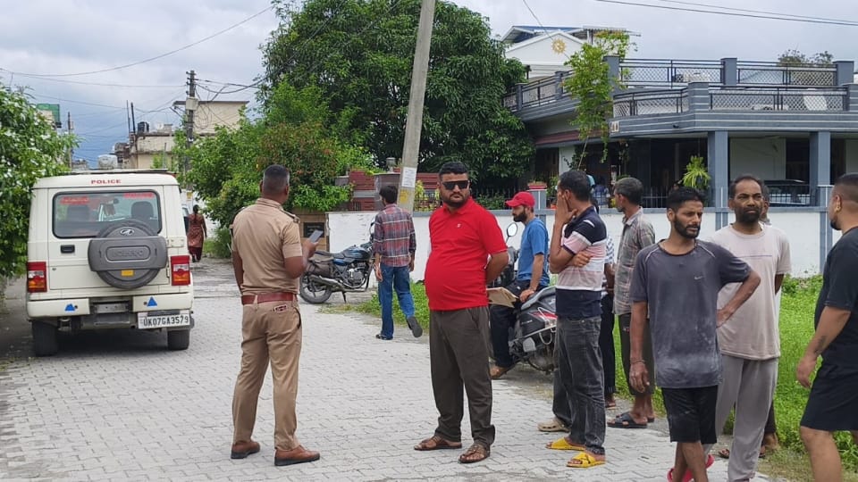 Vikasnagar Crime Man Commits Suicide and Soot Girlfriend In One Side Love Suicide note Found