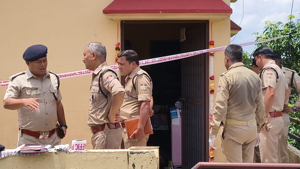 Vikasnagar Crime Man Commits Suicide and Soot Girlfriend In One Side Love Suicide note Found