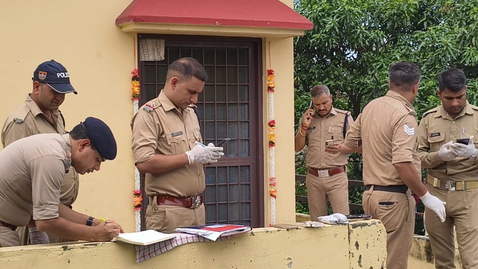 Vikasnagar Crime Man Commits Suicide and Soot Girlfriend In One Side Love Suicide note Found