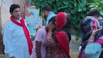 विलाप करते युवक के परिजन