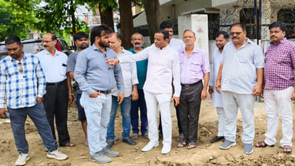 Kanpur: 'CM Grid' Road Project Becomes a Nuisance; Traders Confront Engineer