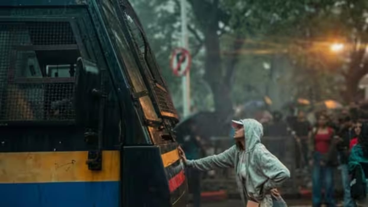 mumbai model who stop police van in protest file complained in cyber cell