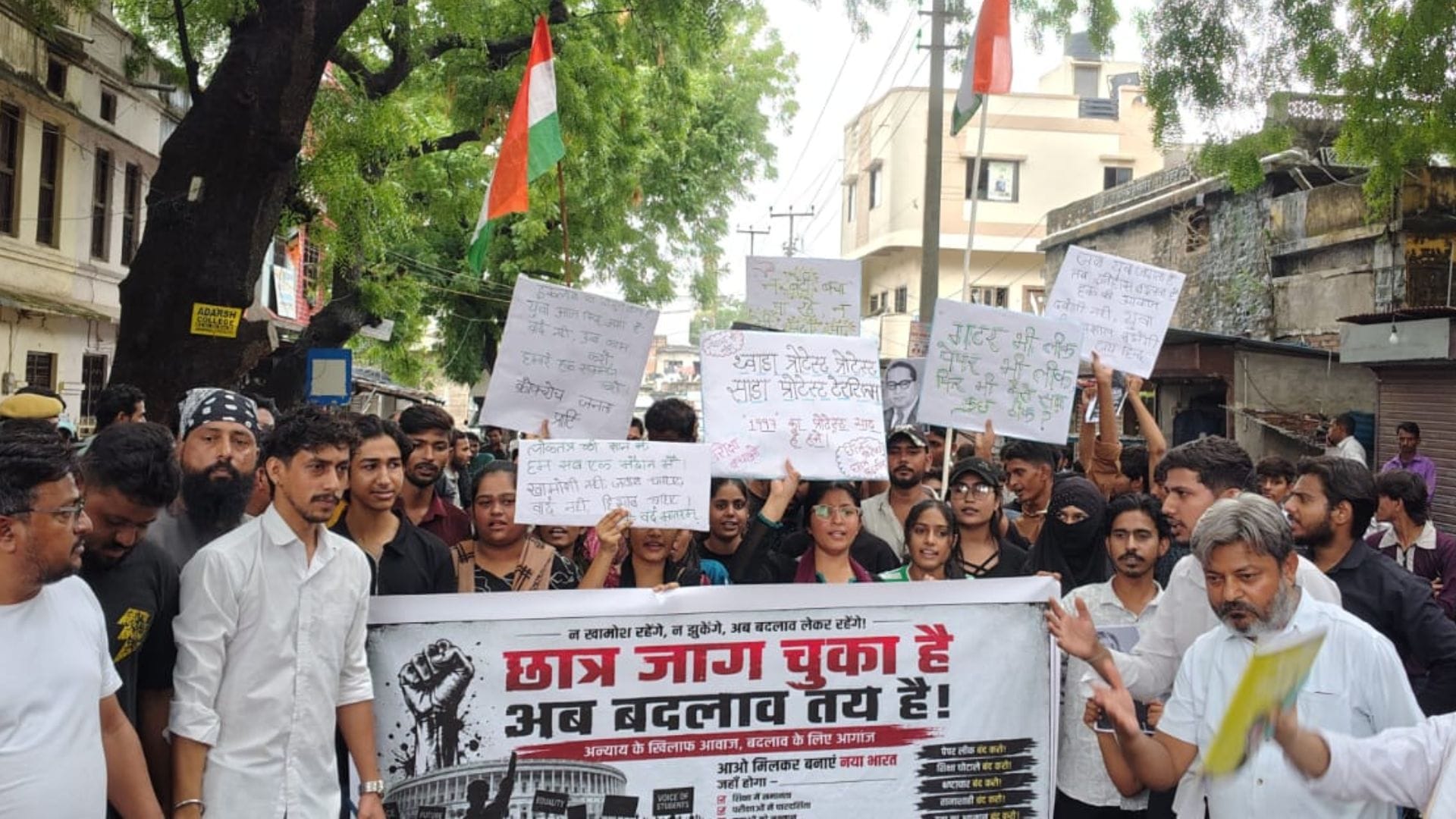 आबूरोड में सड़क पर प्रदर्शन करते छात्र