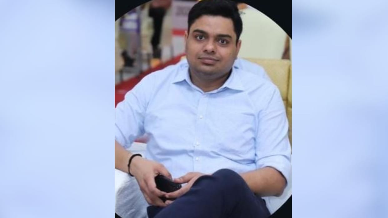 CBI arrested senior railway official Nitesh Agarwal while accepting bribe of ₹1.70 lakh in Varanasi