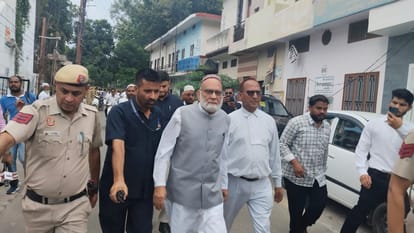 अदालत में पेश होने के लिए जाते दिल्ली की जामा मस्जिद के पूर्व इमाम अहमद बुखारी।
