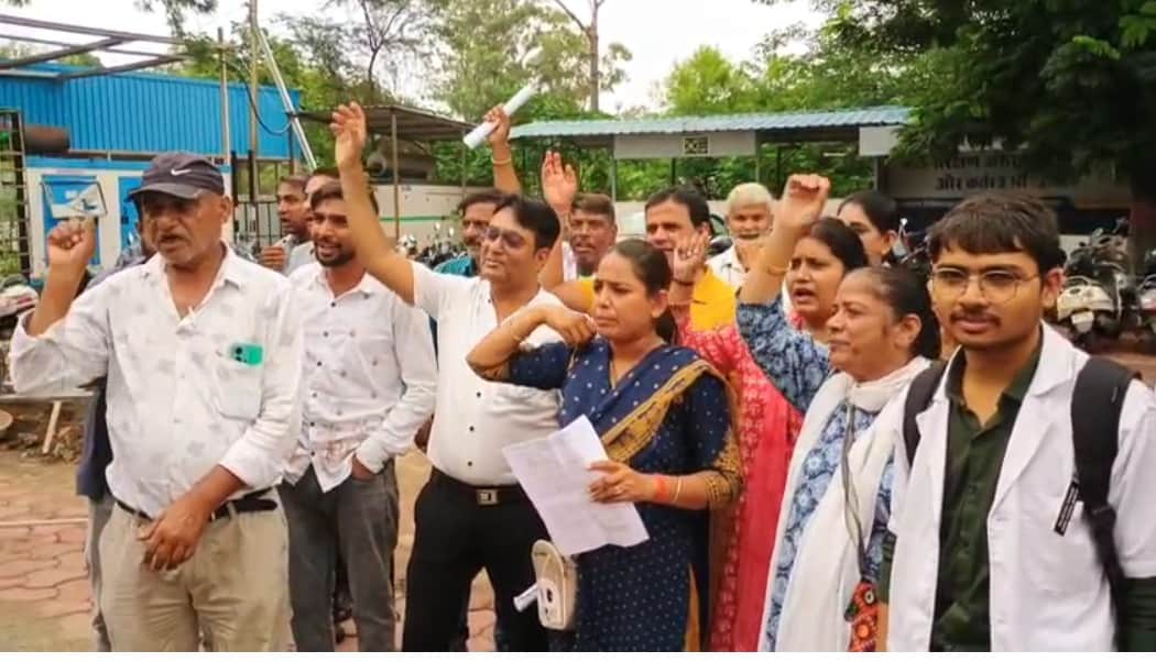 जेपी अस्पताल से निकाले गए कर्मचारी