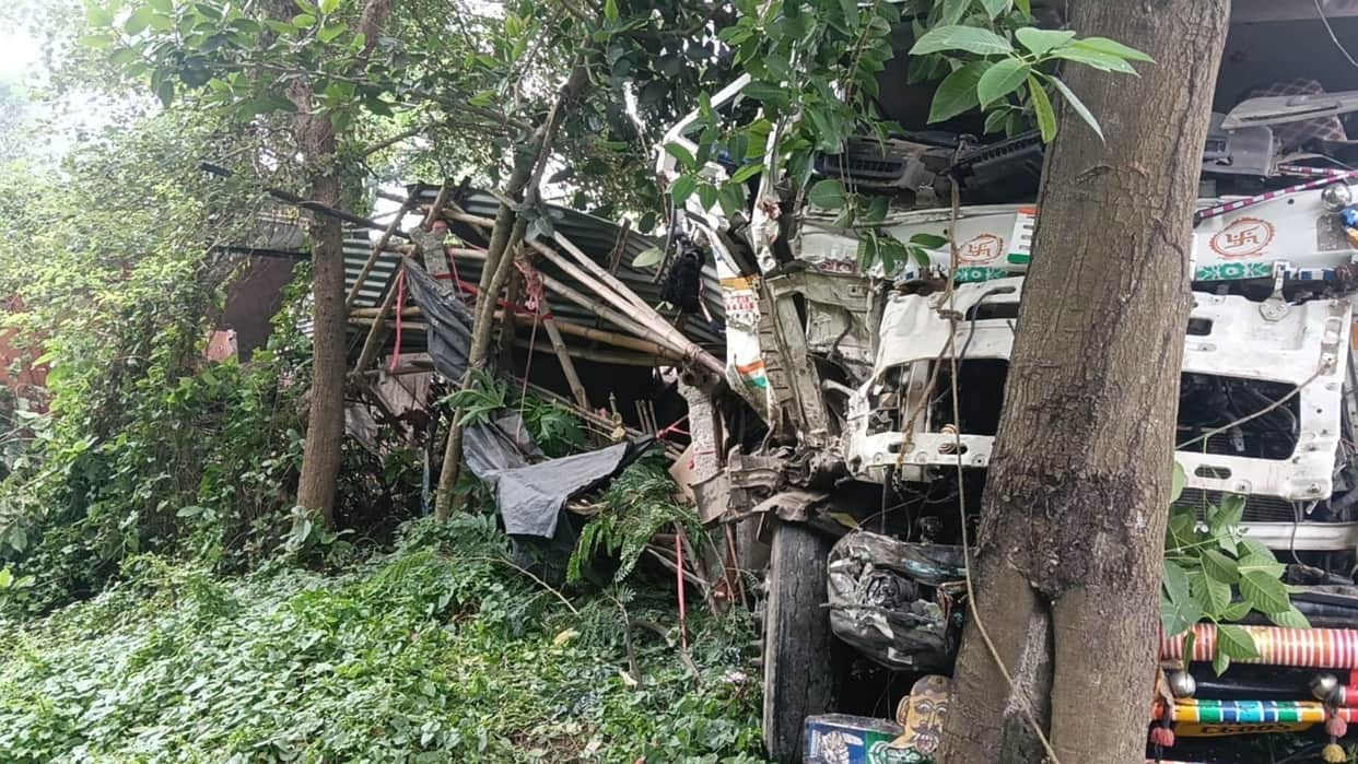 Bihar Road Accident Speeding Container Rams Into Shop and Crashes into Tree, Driver Critically Injured