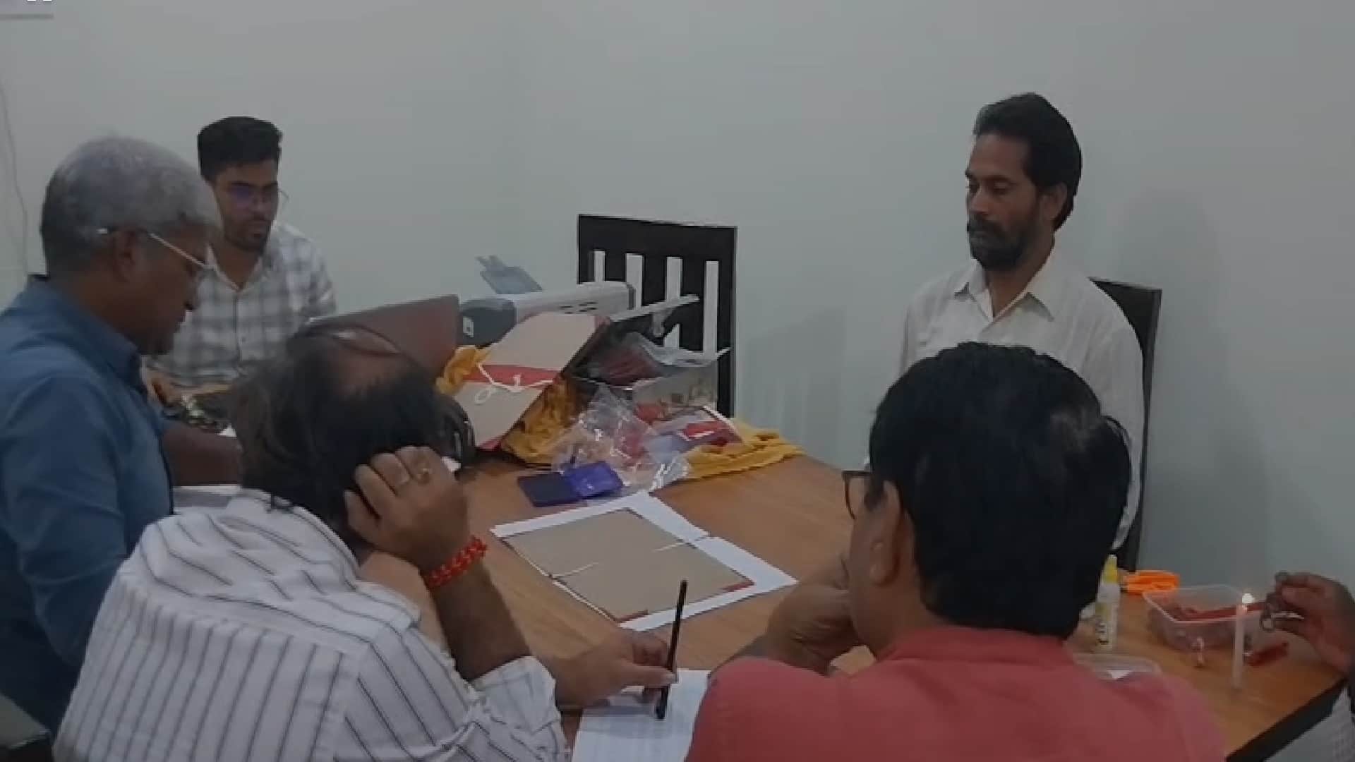 आरोपी के खिलाफ मामले की जांच करती एसीबी की टीम