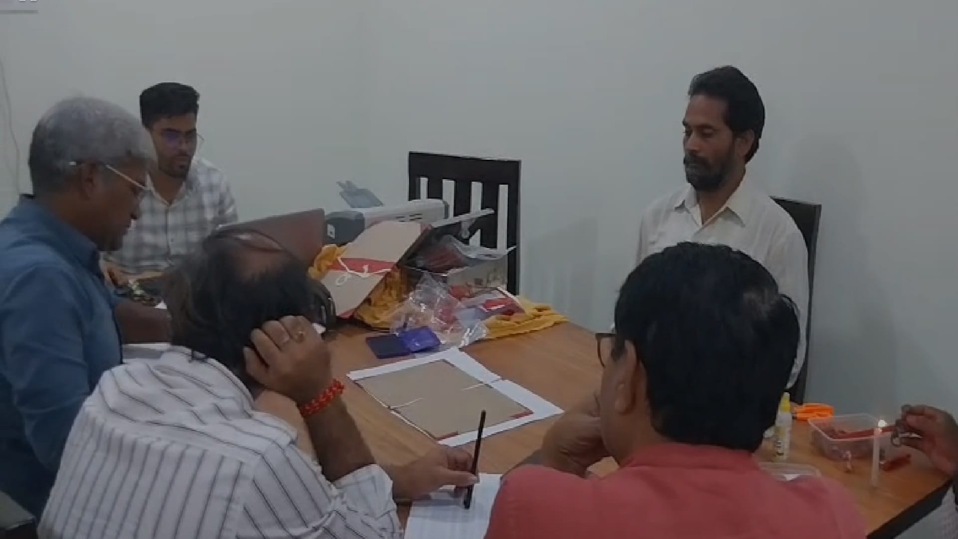 आरोपी के खिलाफ मामले की जांच करती एसीबी की टीम