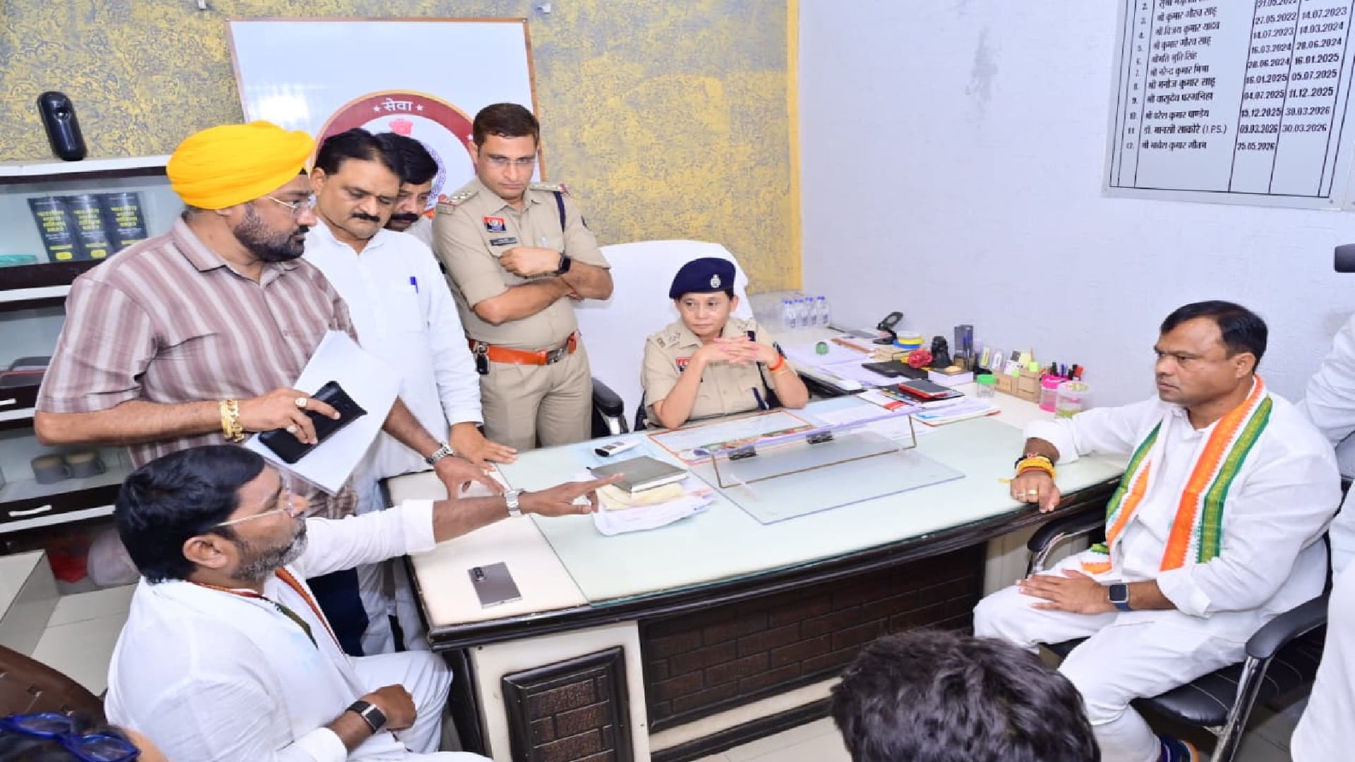 थाने में पुलिस अधिकारियों से चर्चा करते दीपक बैज