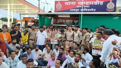 थाने के सामने डटे कांग्रेसी