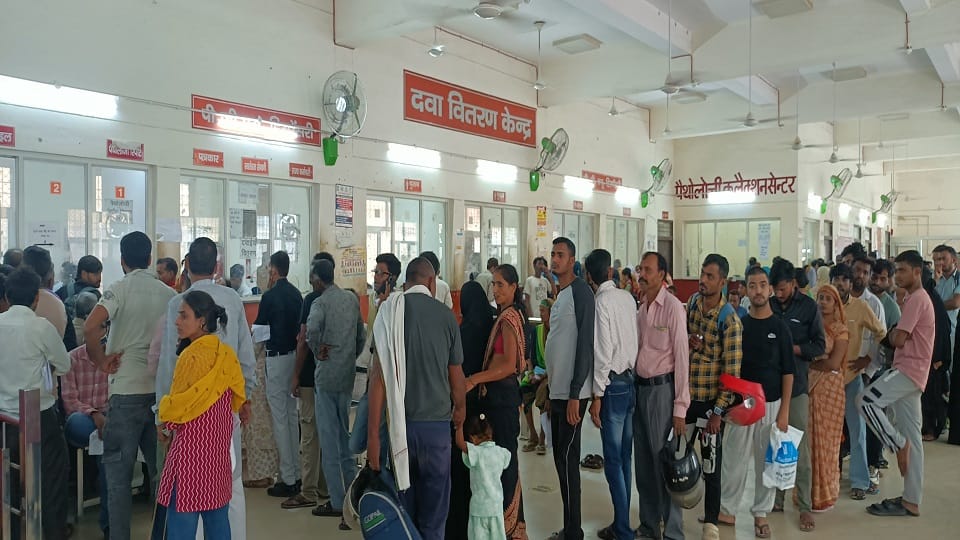 Seasonal Viral Fever Spreads Rapidly in Agra, Entire Families Falling Ill