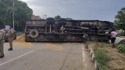 Kanpur truck overturned on highway in Maharajpur police cleared half-hour-long traffic jam