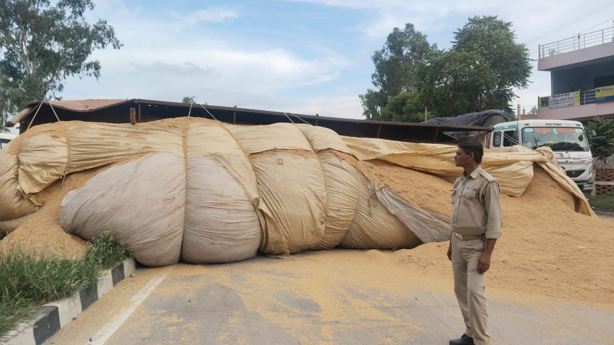 Kanpur truck overturned on highway in Maharajpur police cleared half-hour-long traffic jam