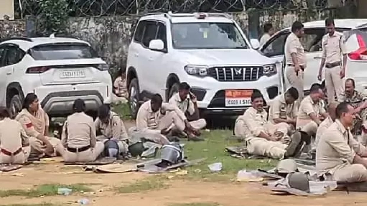 Villagers attack police who arrived to make arrests, injuring over 24 policemen including DSP in Surajpur