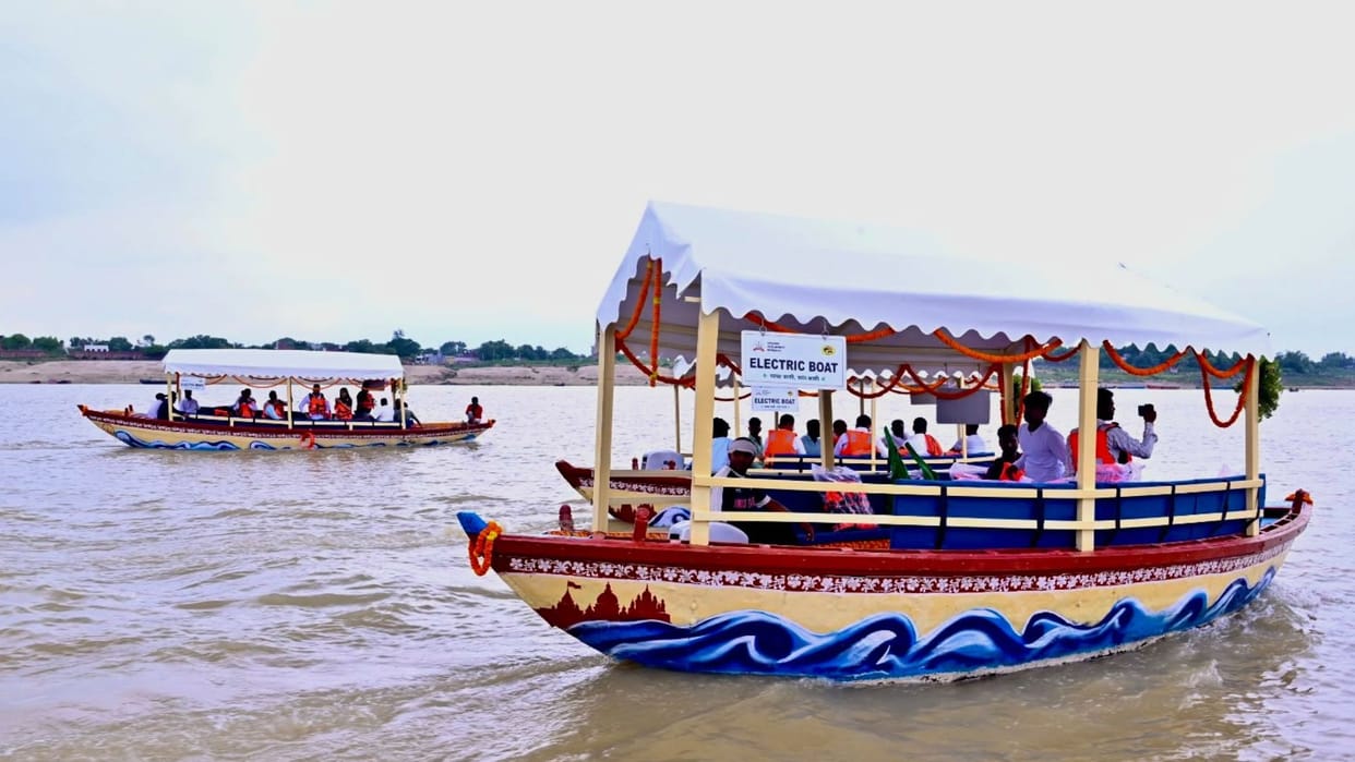 Electric boats start operating on the waves of Ganga in varanasi