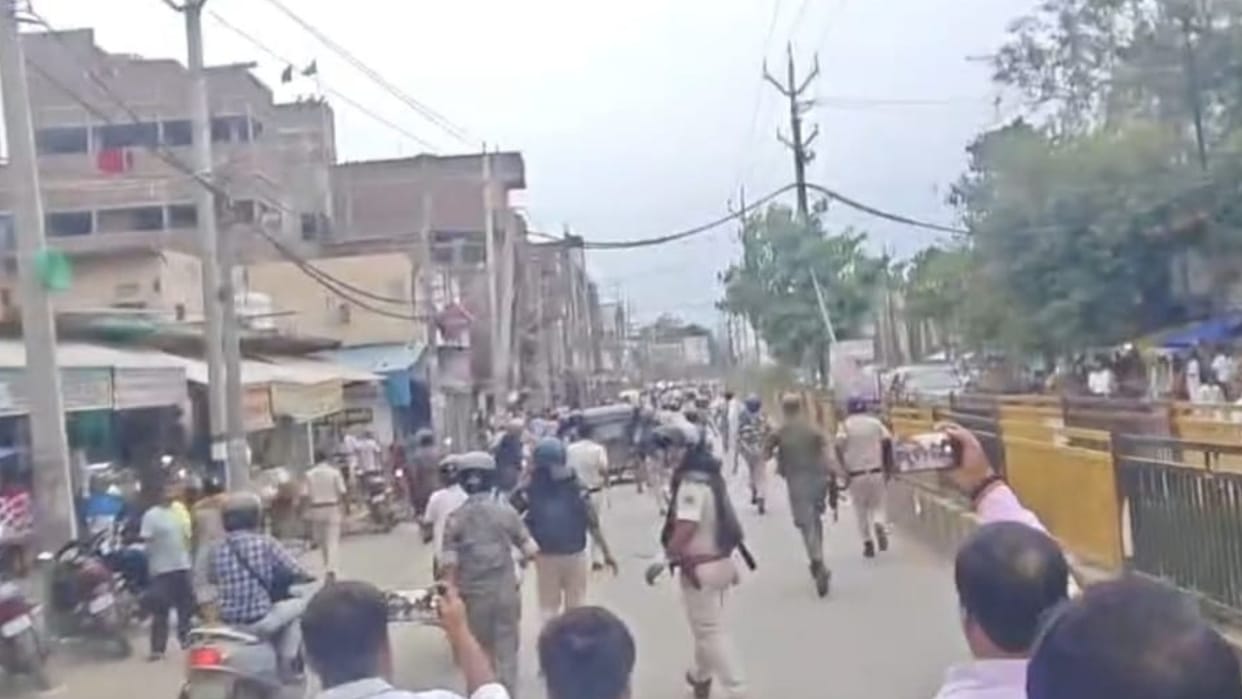 Bihar Protests Clashes Erupt Over NEET Paper Leak in Jehanabad Protesters Pelt Stones at DM Residence