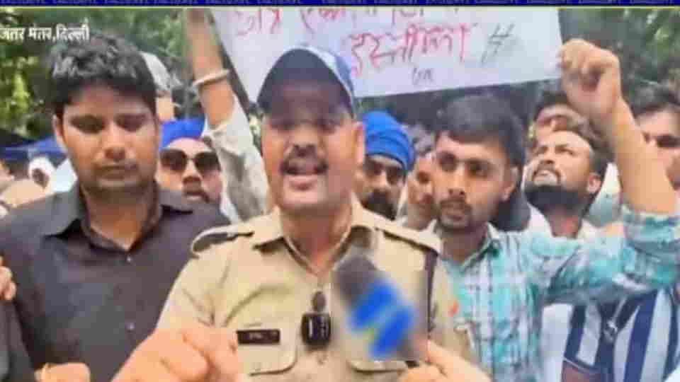 Protest: उत्तराखंड पुलिस का सिपाही पहुंचा जंतर मंतर, युवाओं के आंदोलन में लिया हिस्सा, IG ने कहा-सस्पेंड था