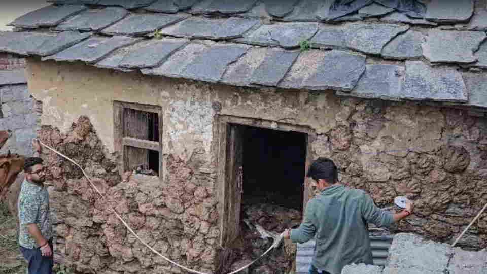 Chamoli News Major decision regarding land subsidence in Jyotirmath survey of old houses begins