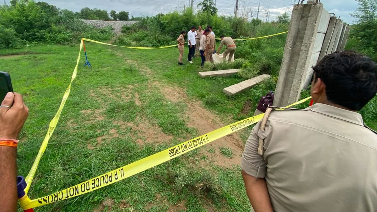 Dead Body of transgender person dumped near Dagmagpur railway station after murder in mirzapur