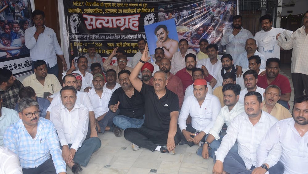 SP protest in Kanpur Opposition leaders in lead police in pursuit MLA Amitabh Bajpai climbed over barricades