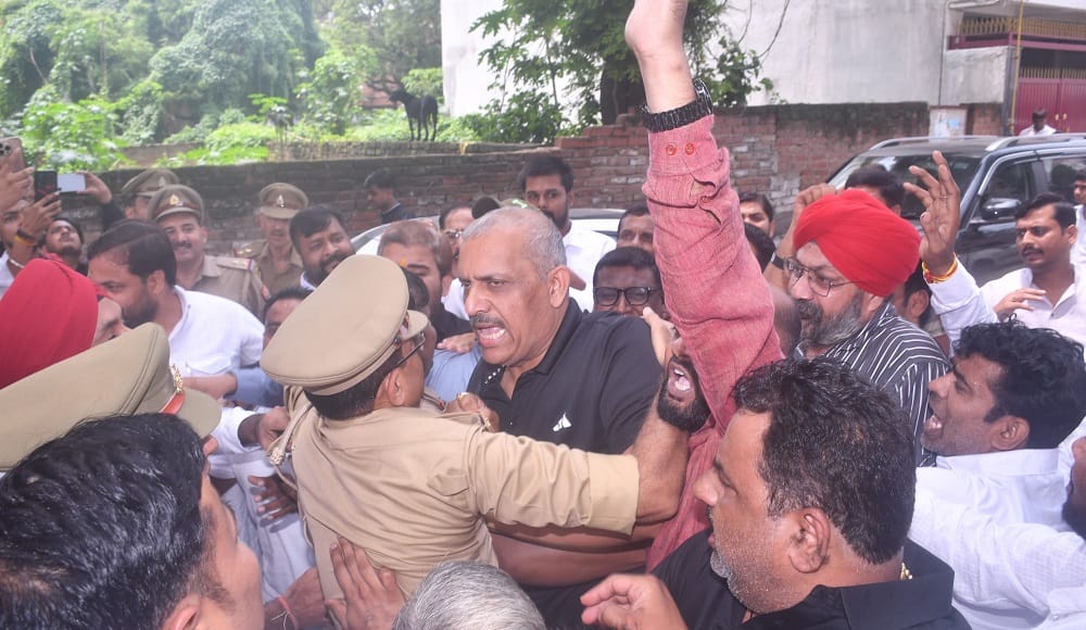 SP protest in Kanpur Opposition leaders in lead police in pursuit MLA Amitabh Bajpai climbed over barricades