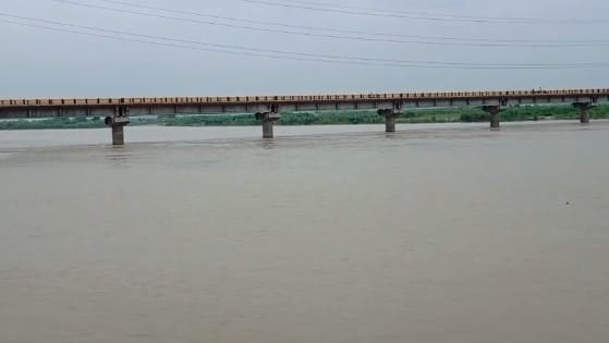 Kanpur Gangas water level rising rapidly due to torrential rains in the hills flood threat looms