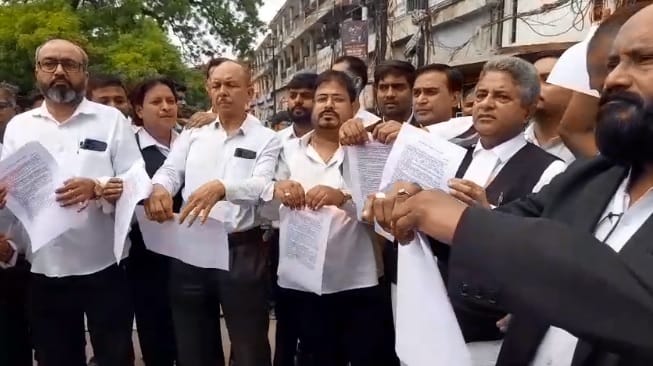 Kanpur Lawyers anger erupts at Shatabdi Gate they tore up symbolic copies of the proposed bill