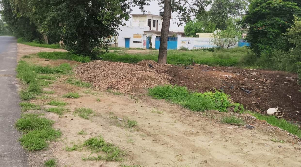 Kanpur Rotten potatoes dumped outside cold storage facility passage for pedestrians becomes difficult