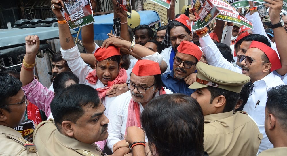 SP protest in Kanpur Opposition leaders in lead police in pursuit MLA Amitabh Bajpai climbed over barricades