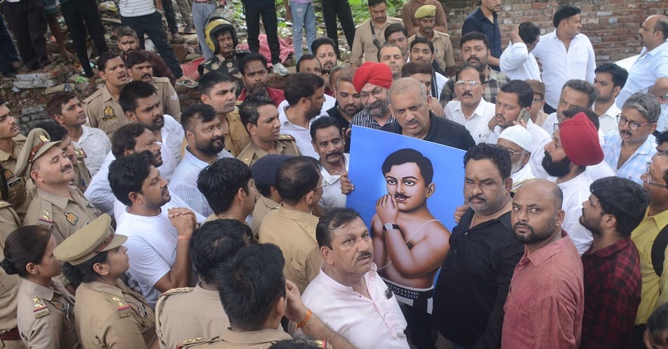 SP protest in Kanpur Opposition leaders in lead police in pursuit MLA Amitabh Bajpai climbed over barricades