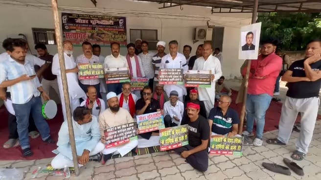 Kanpur Jauhar University issue heats up protest held under the leadership of MLA Hasan Rumi