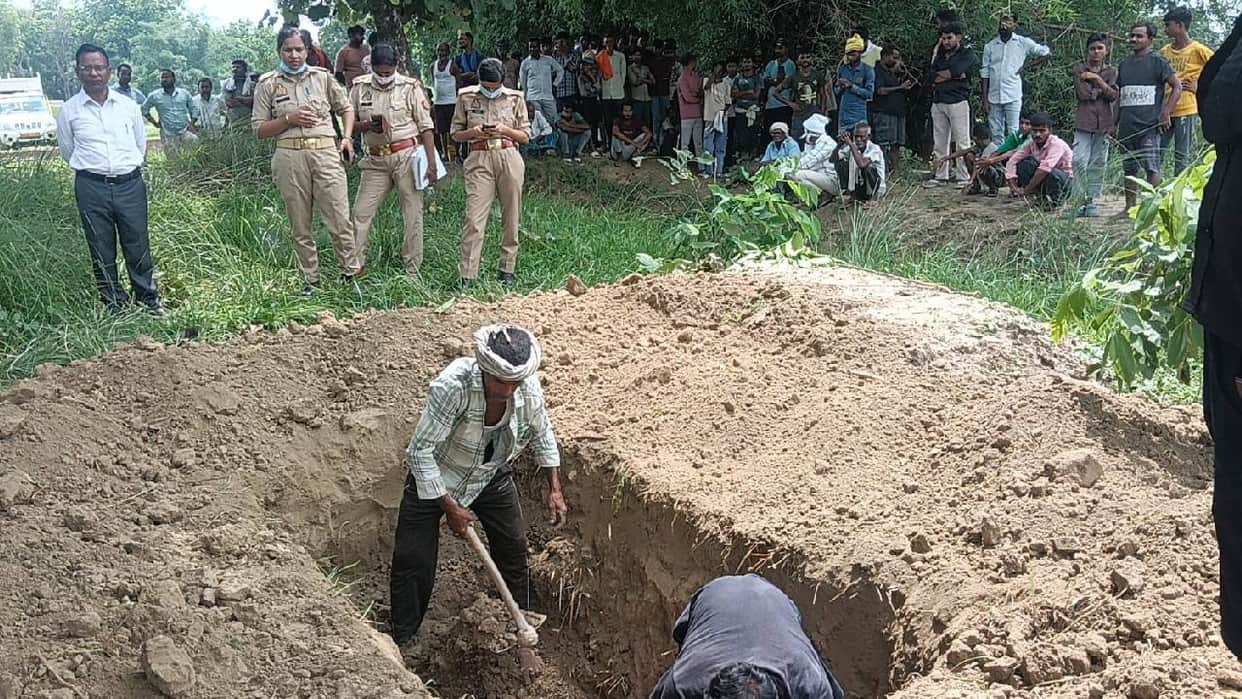 UP: Sensational case in Ambedkarnagar; woman's body exhumed 11 days after burial, husband consumes pesticide.