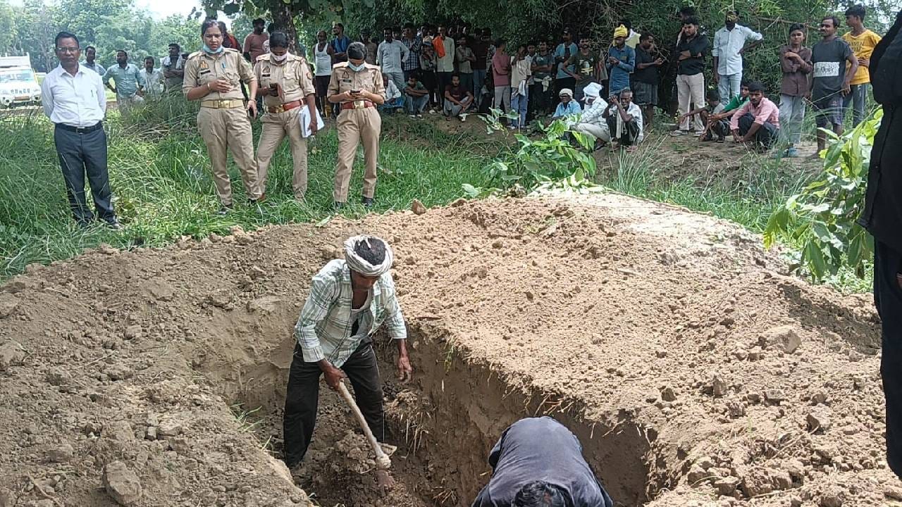 क्रब खोदकर निकाली गई लाश।
