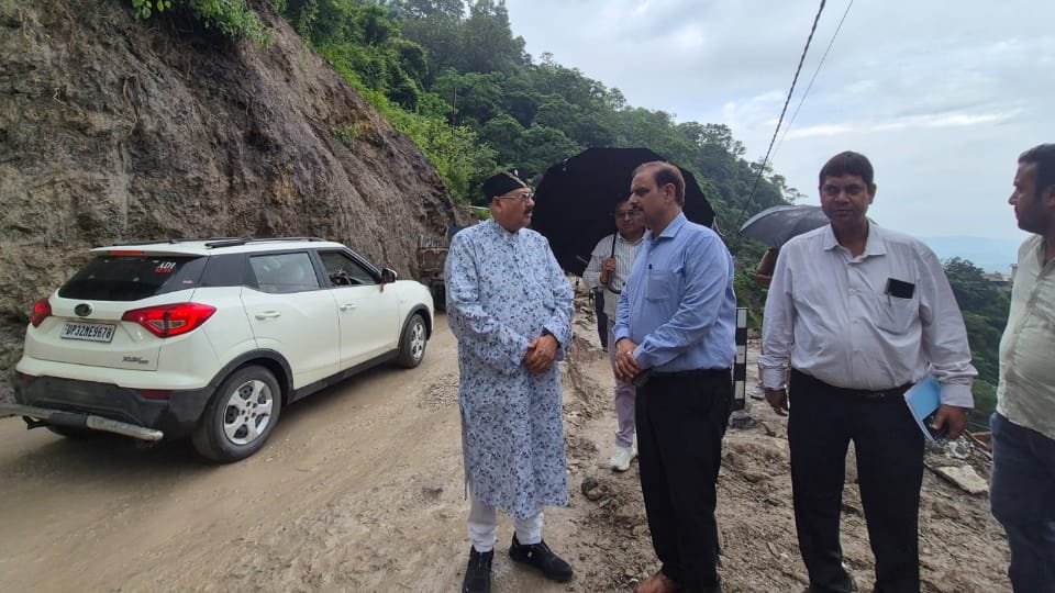 Mussoorie: बारिश से क्षतिग्रस्त मसूरी मार्ग का लोनिवि मंत्री ने किया निरीक्षण, समय से काम पूरा करने के निर्देश