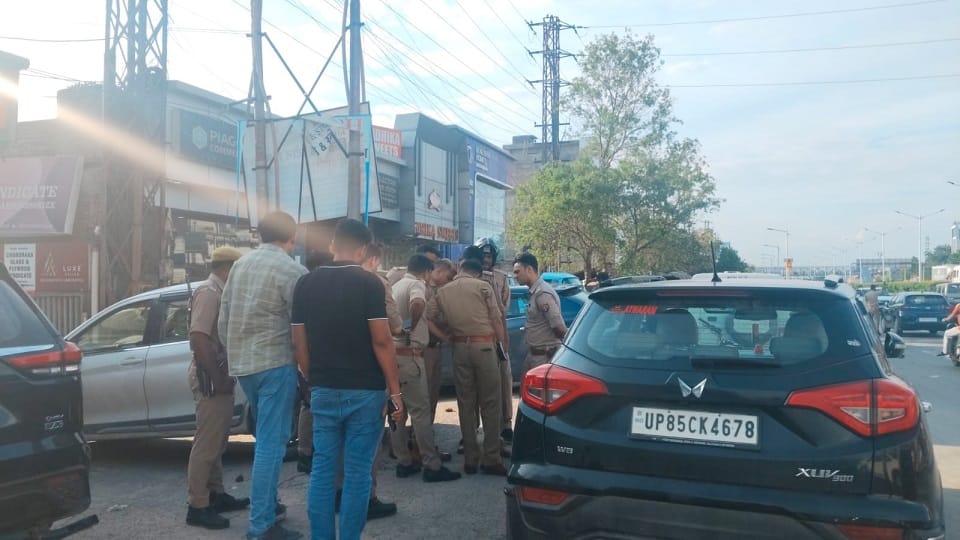 Jewelry worth 85 lakh looted from courier vehicle in Mathura