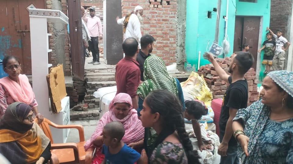 Cracks suddenly appeared in houses in Kasganj