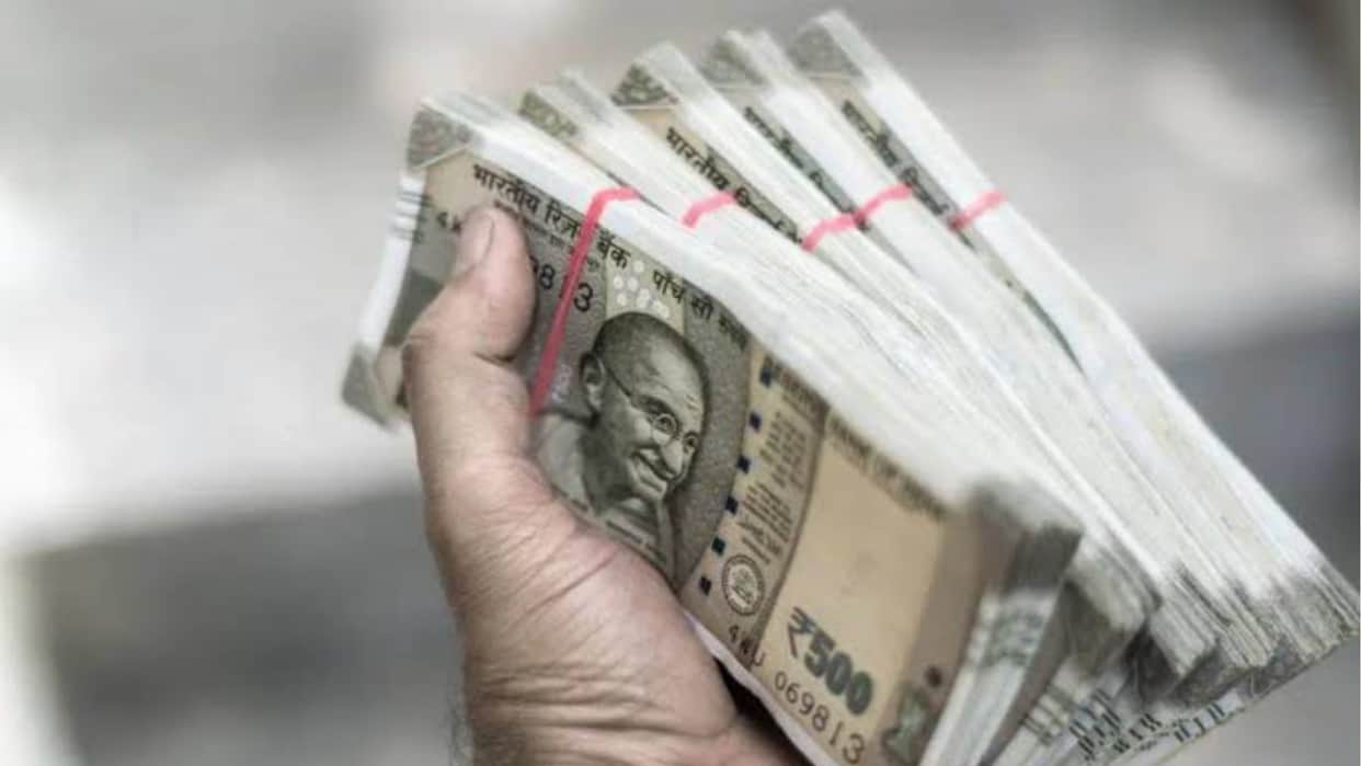 Amidst bribery allegations, a bundle of currency notes was placed before the SDM, causing a stir at the Tehsil